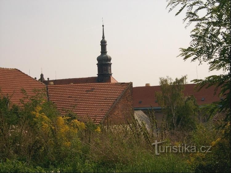 noroeste: vista del pueblo y su hito desde el noroeste