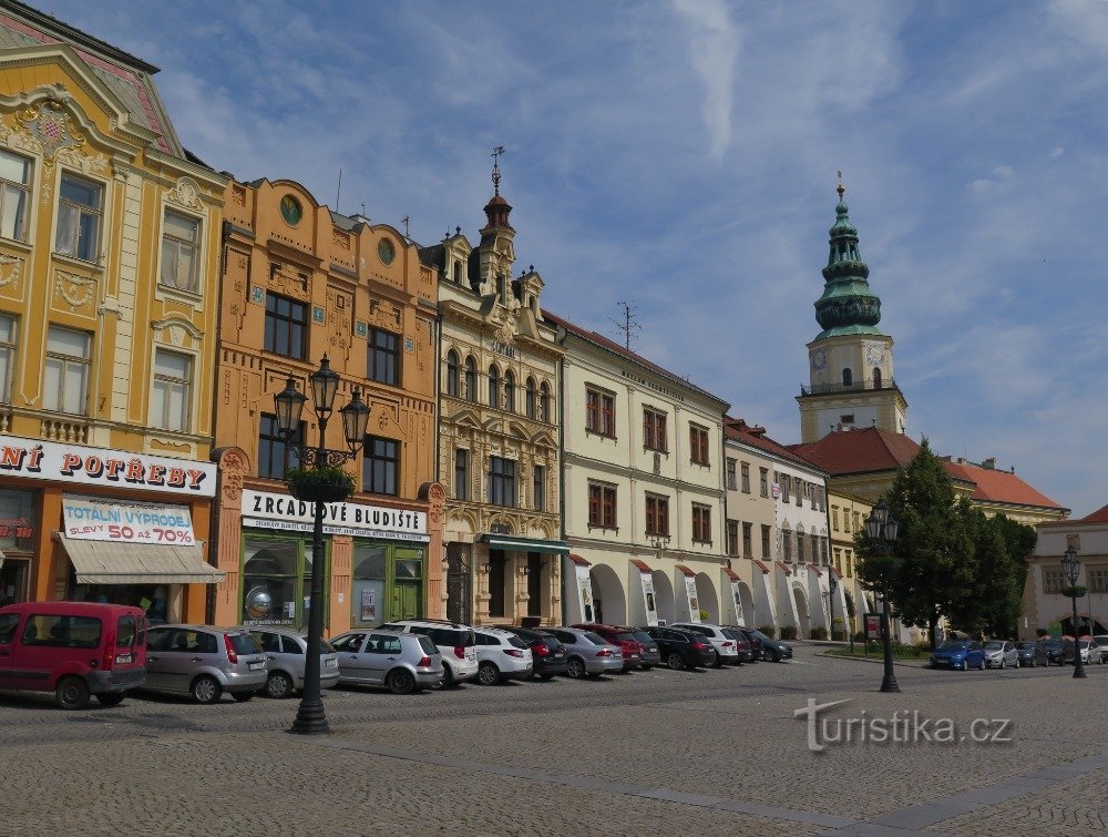 fața de nord-vest a Velké náměstí, în spatele Casei Regentului