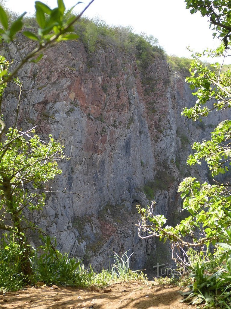 Conhecendo o Karst de Český - pedreiras