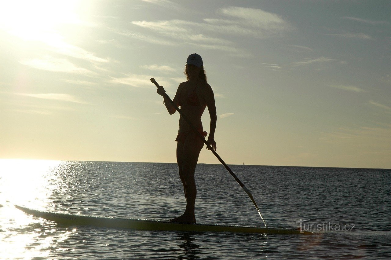 Seznamte se s paddleboardingem - stane se vaším sportem pro léto 2018!