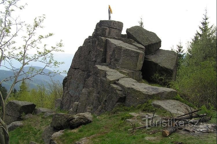 Sfinksy w pobliżu Měděnec: skała najbliżej drogi