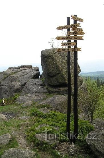 Σφίγγες κοντά στο Měděnec: πινακίδες κοντά στα rockeries