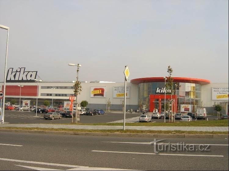 Sede de supermercados: Čestlice é o lar de vários supermercados em sua borda sudeste