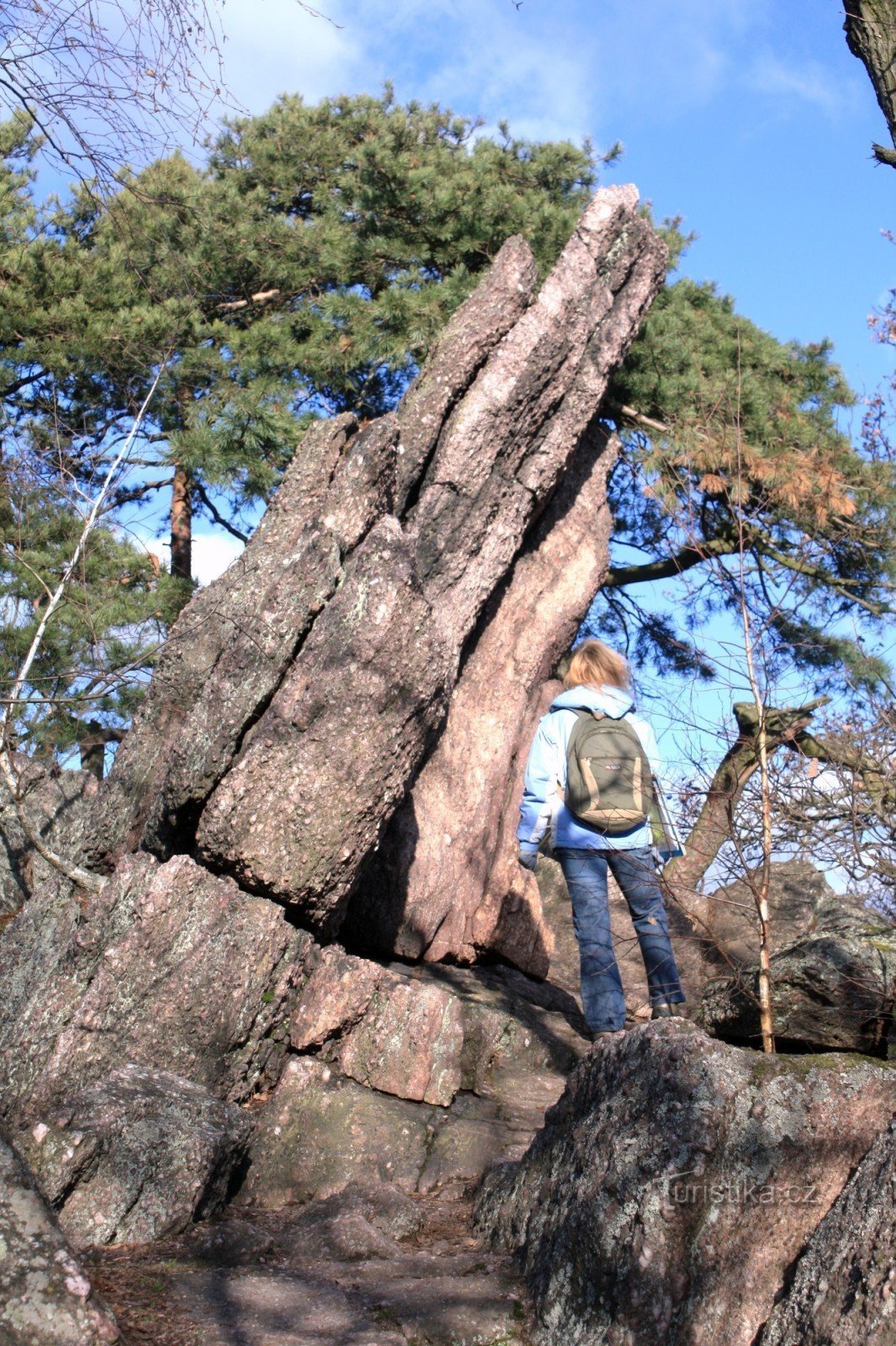 Nagnuta kamena klupa