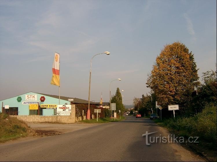 Straße Nr. 0082: Blick auf das Dorf von Westen