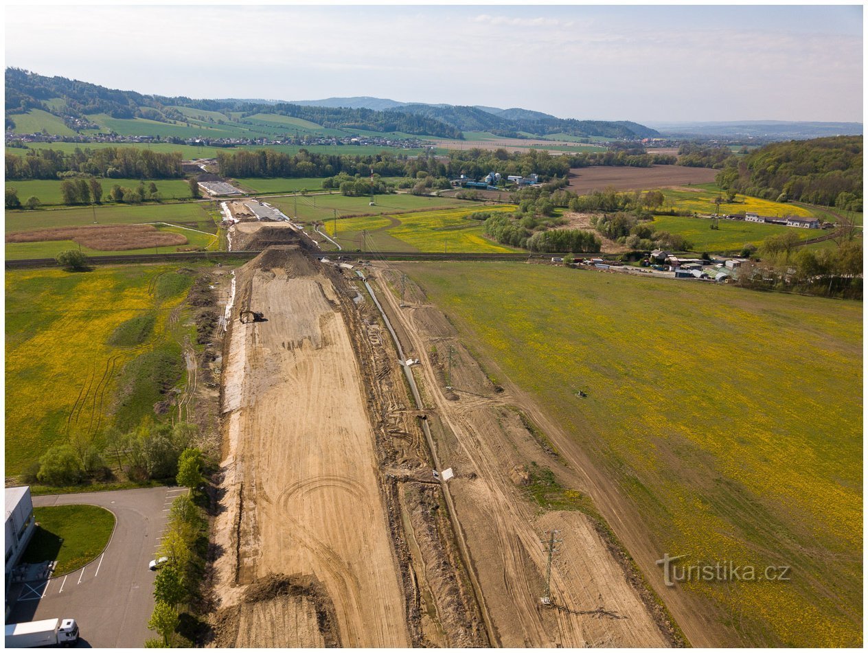 Die Straße muss die Eisenbahn überwinden