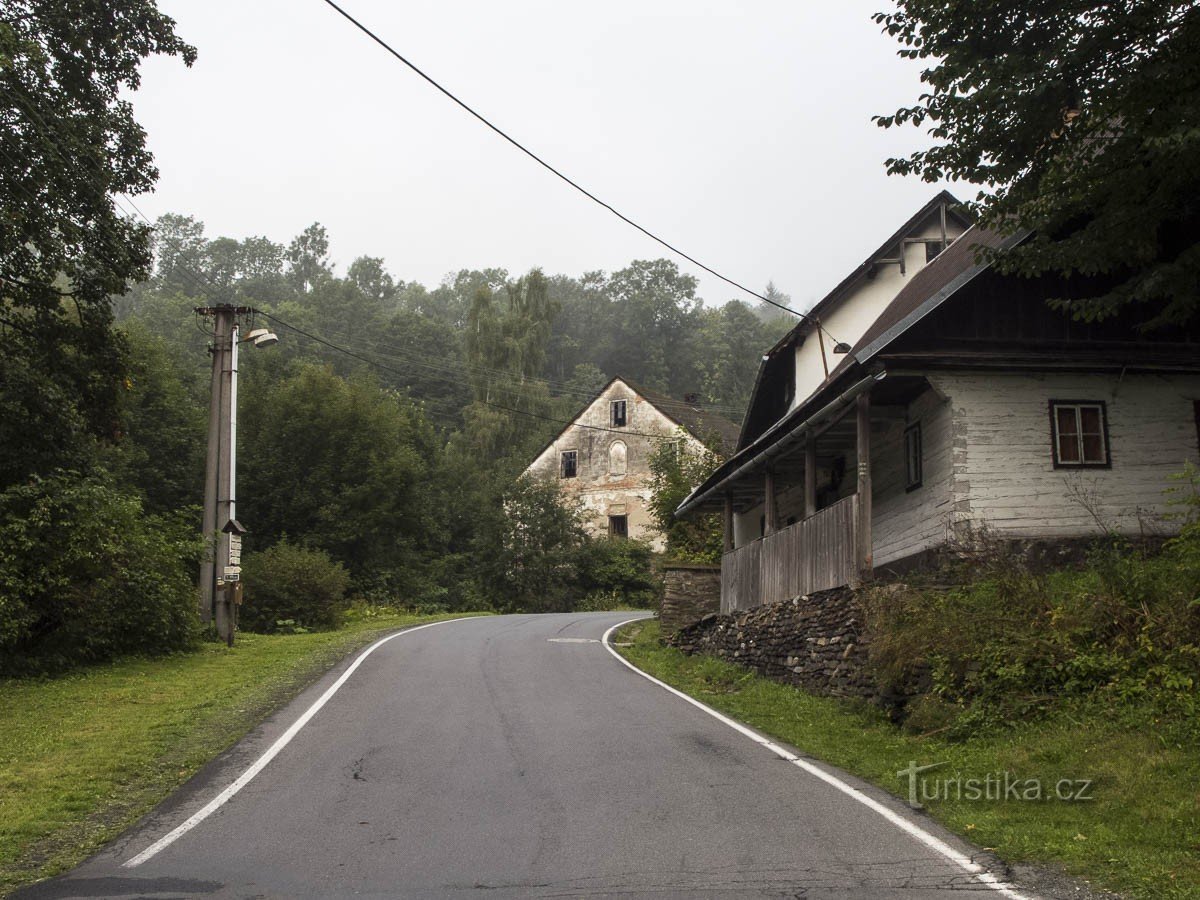 布兰纳中心下方的道路