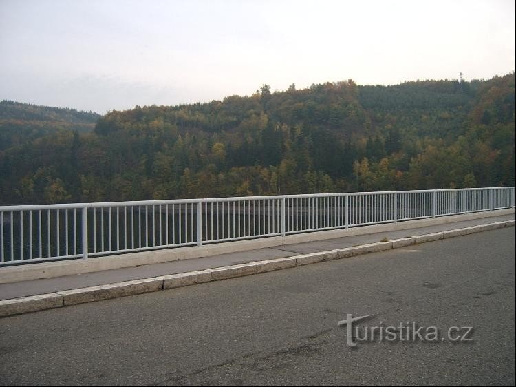 Ponte rodoviária: ponte sobre o sistema hidráulico Slapy - em Cholín