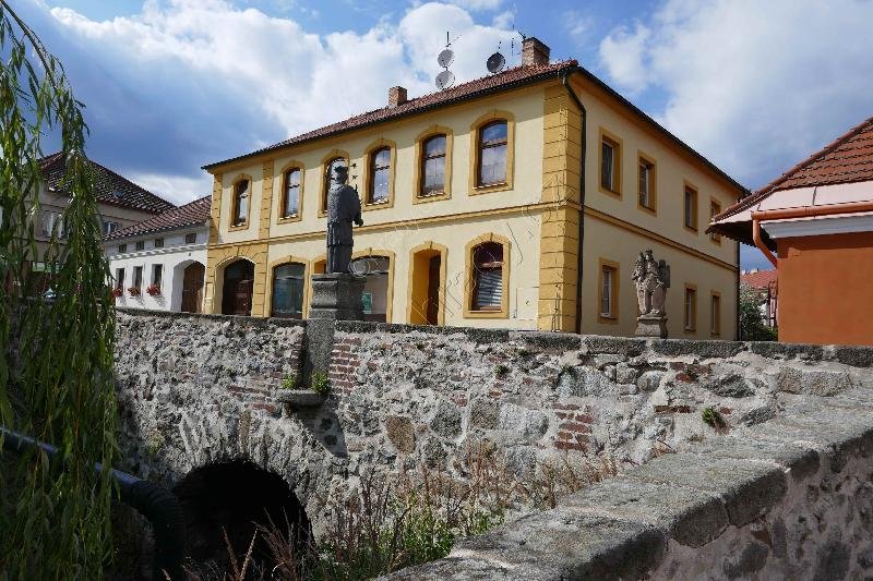 silniční most se sochami