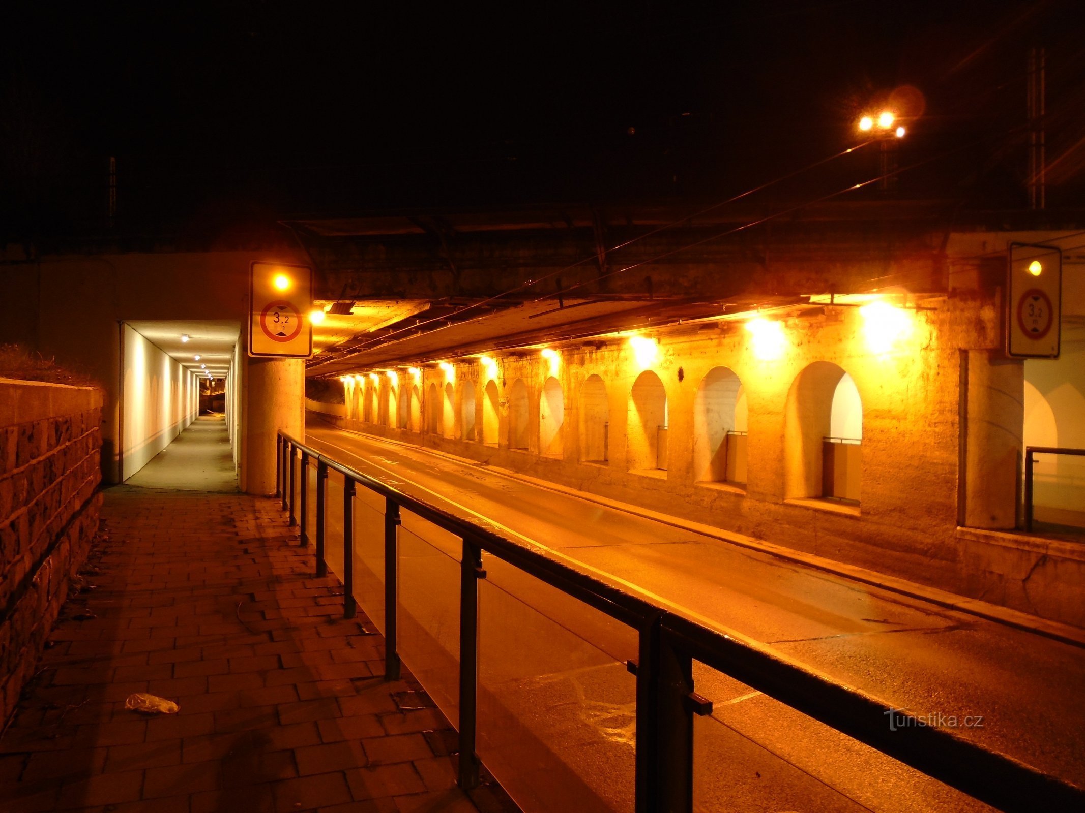 Подземный переход между Кукленами и пригородом Праги (Градец Кралове)