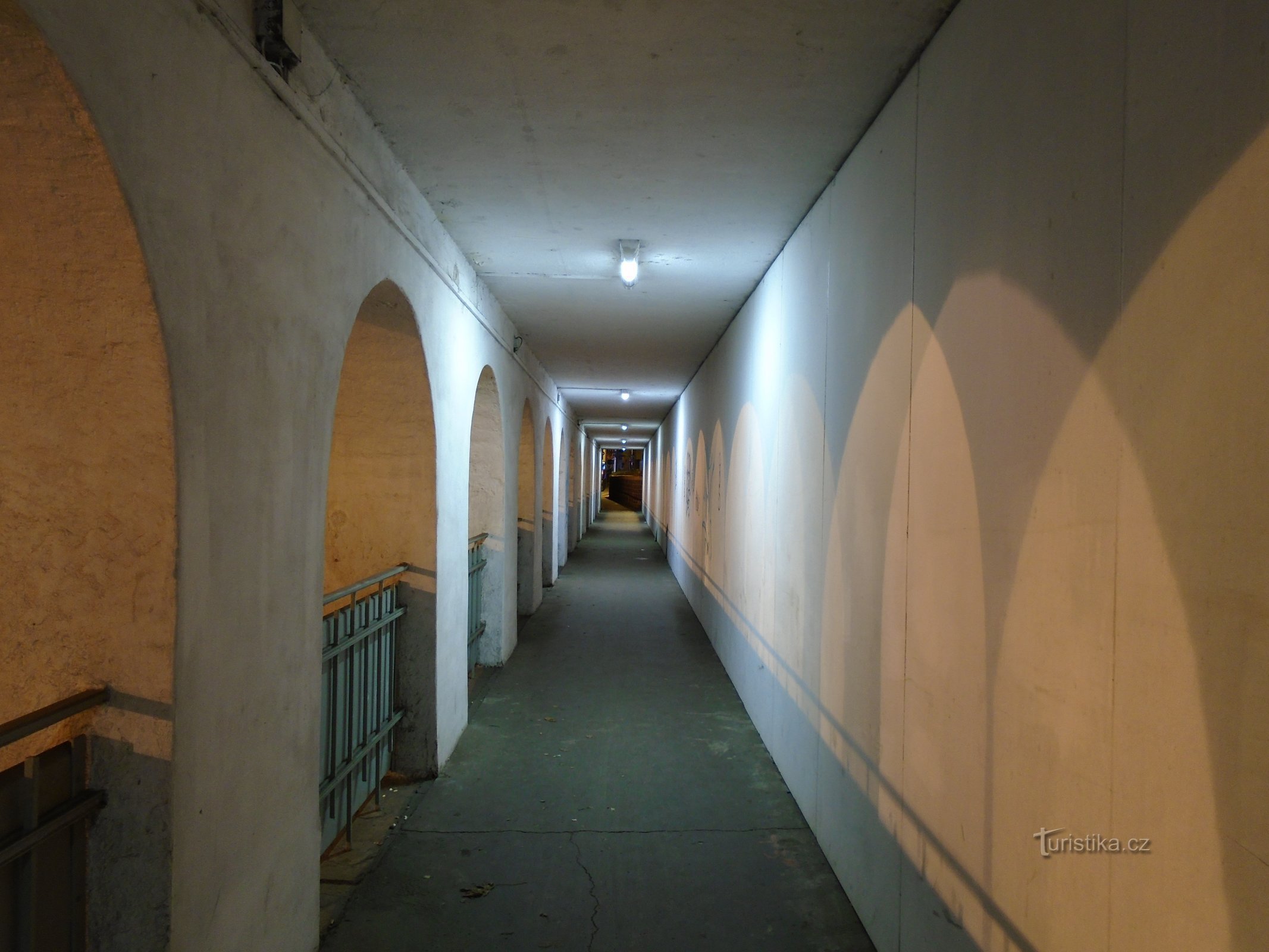 Подземный переход между Кукленами и пригородом Праги (Градец Кралове)