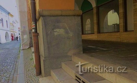 an arrow and an LSR mark indicating a shelter from World War II on the square