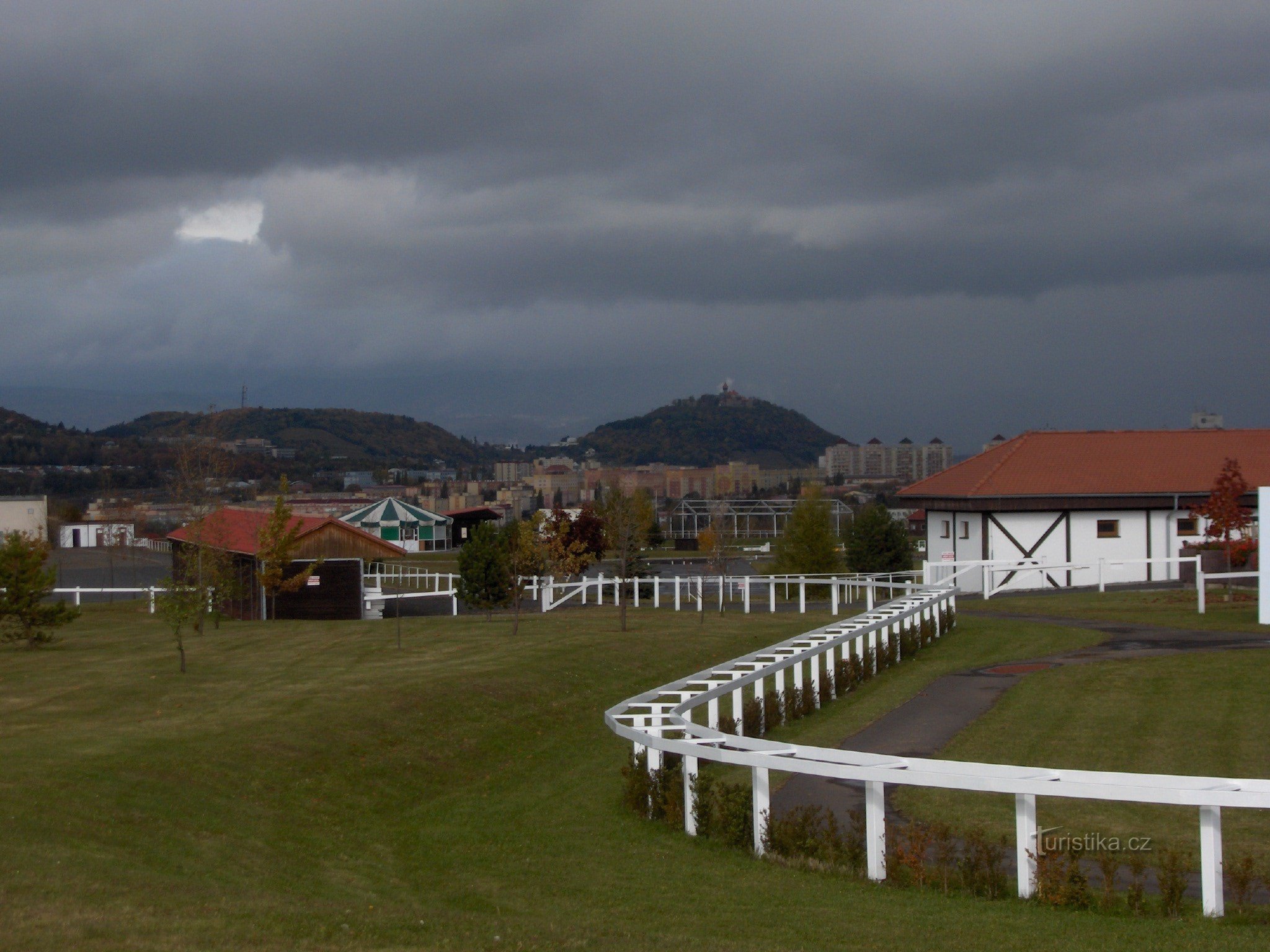 Široký vrch y Hněvín desde el hipódromo