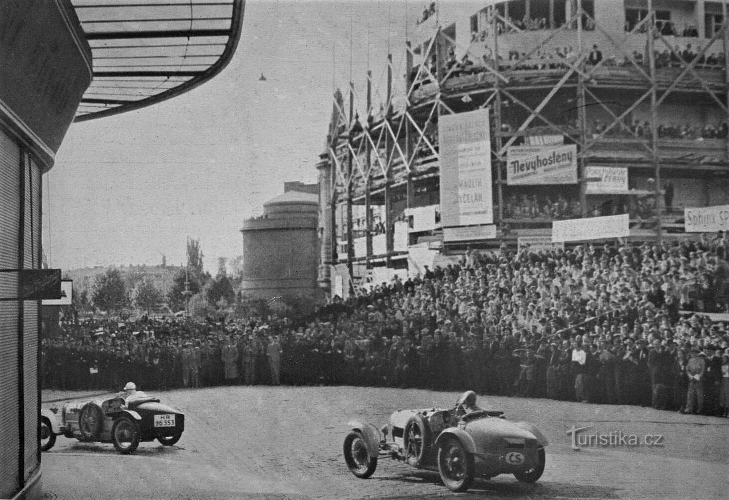 Rally of Autokruh competitors through the city of Hradec Králové from V Kopečka Street to today's three