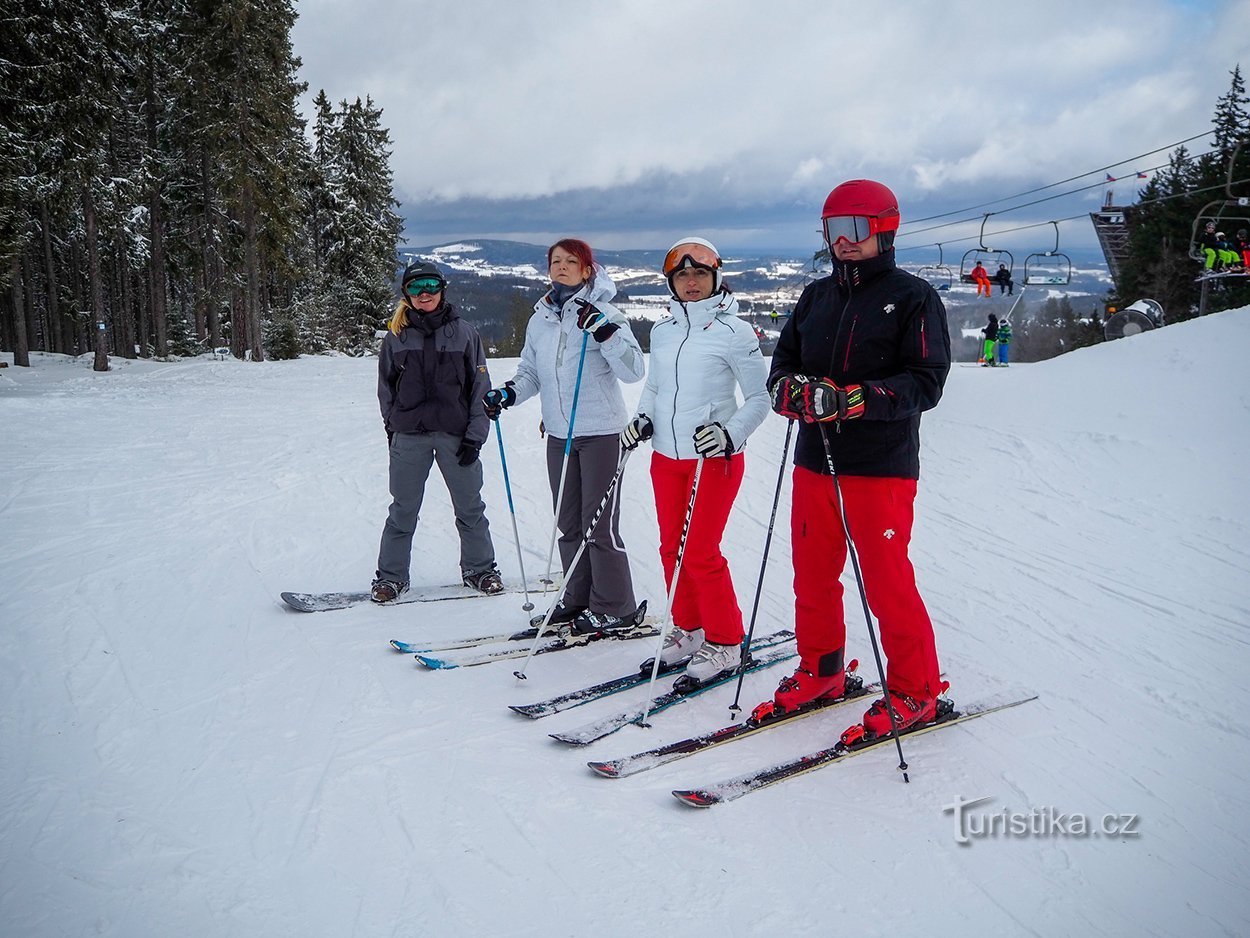 Esquiadores alpinos y snowboarders