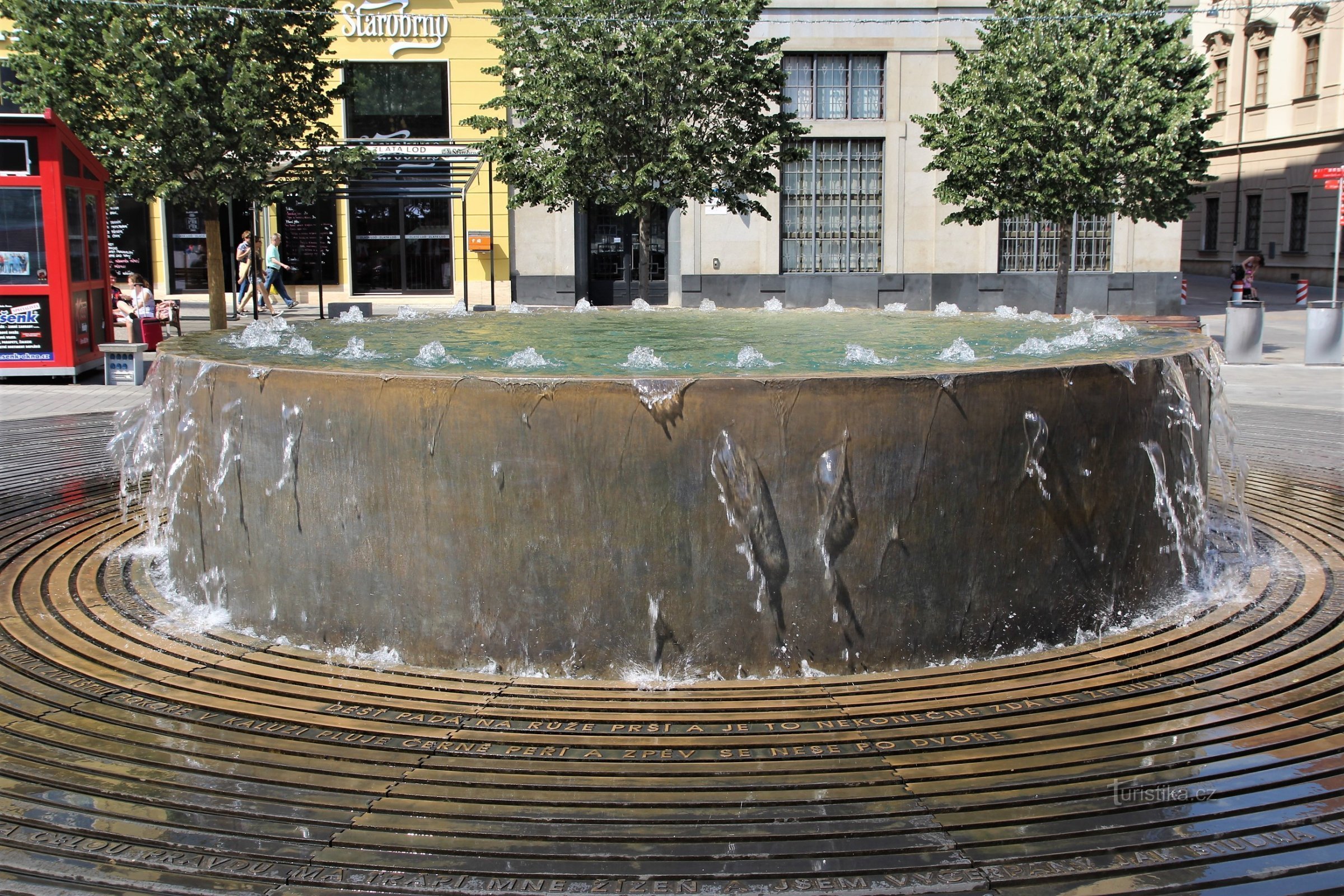Skácelova fontana u stanju mirovanja