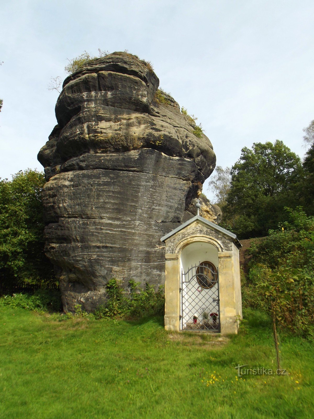 Skála Hrnčíř avec une chapelle