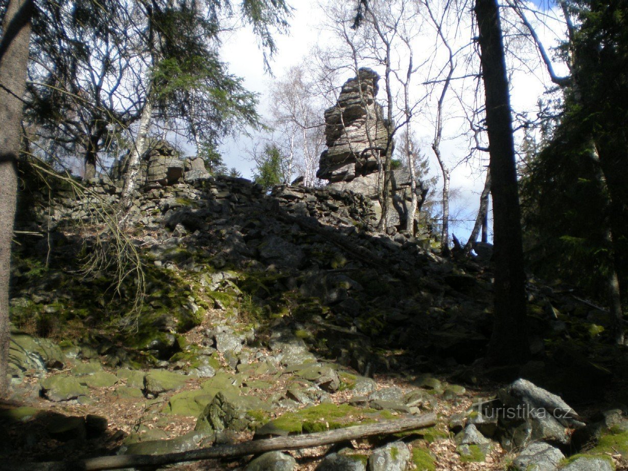 Skála Komín na Koníčka (667m), lijevo