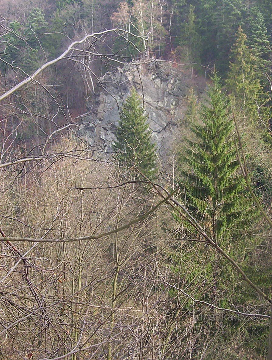 Skála Malý Rabštýn attraverso la valle del fiume Bystřice - Foto: Ulrych Mir.