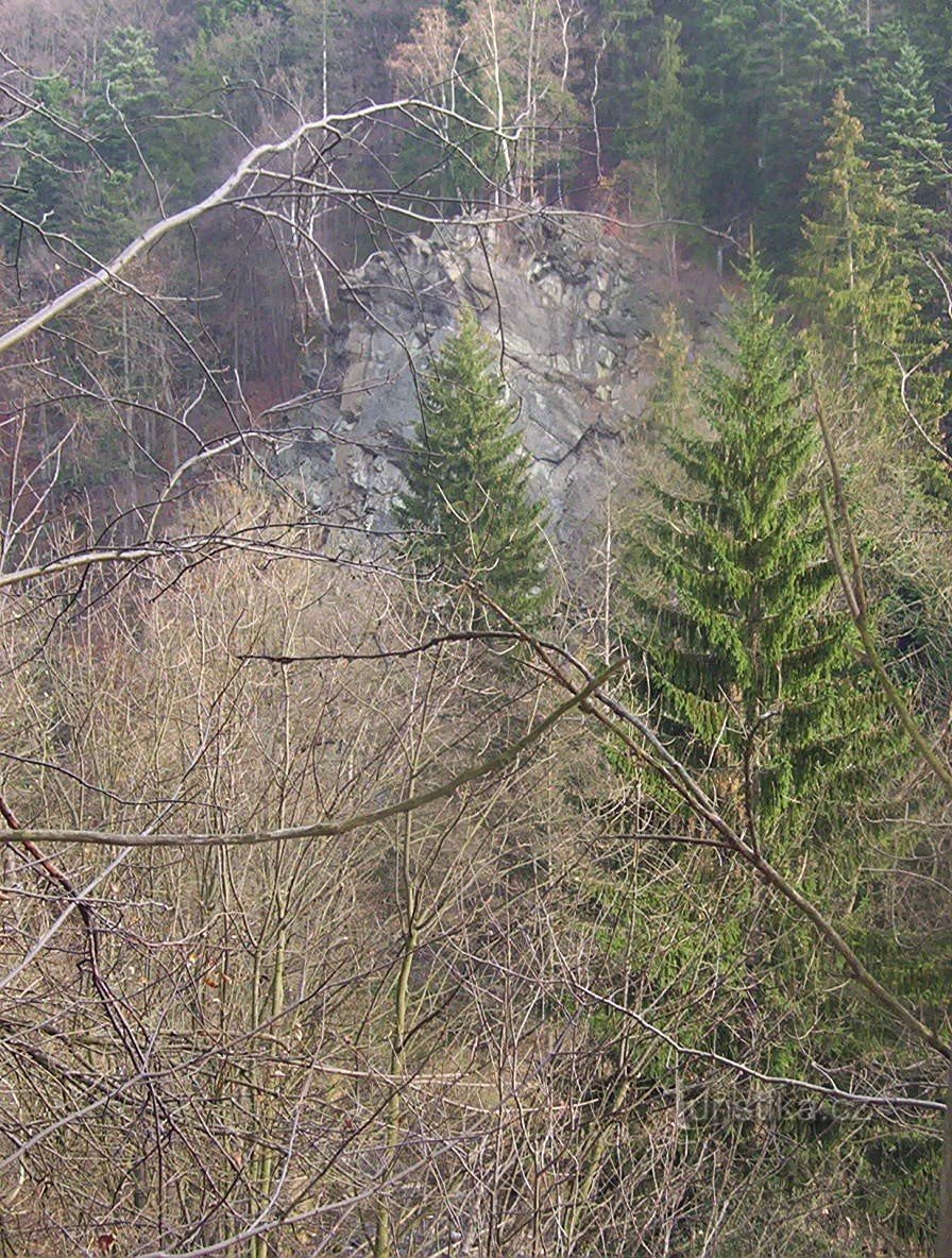 Skála Malý Rabštýn Bystřice-joen laakson poikki - Kuva: Ulrych Mir.