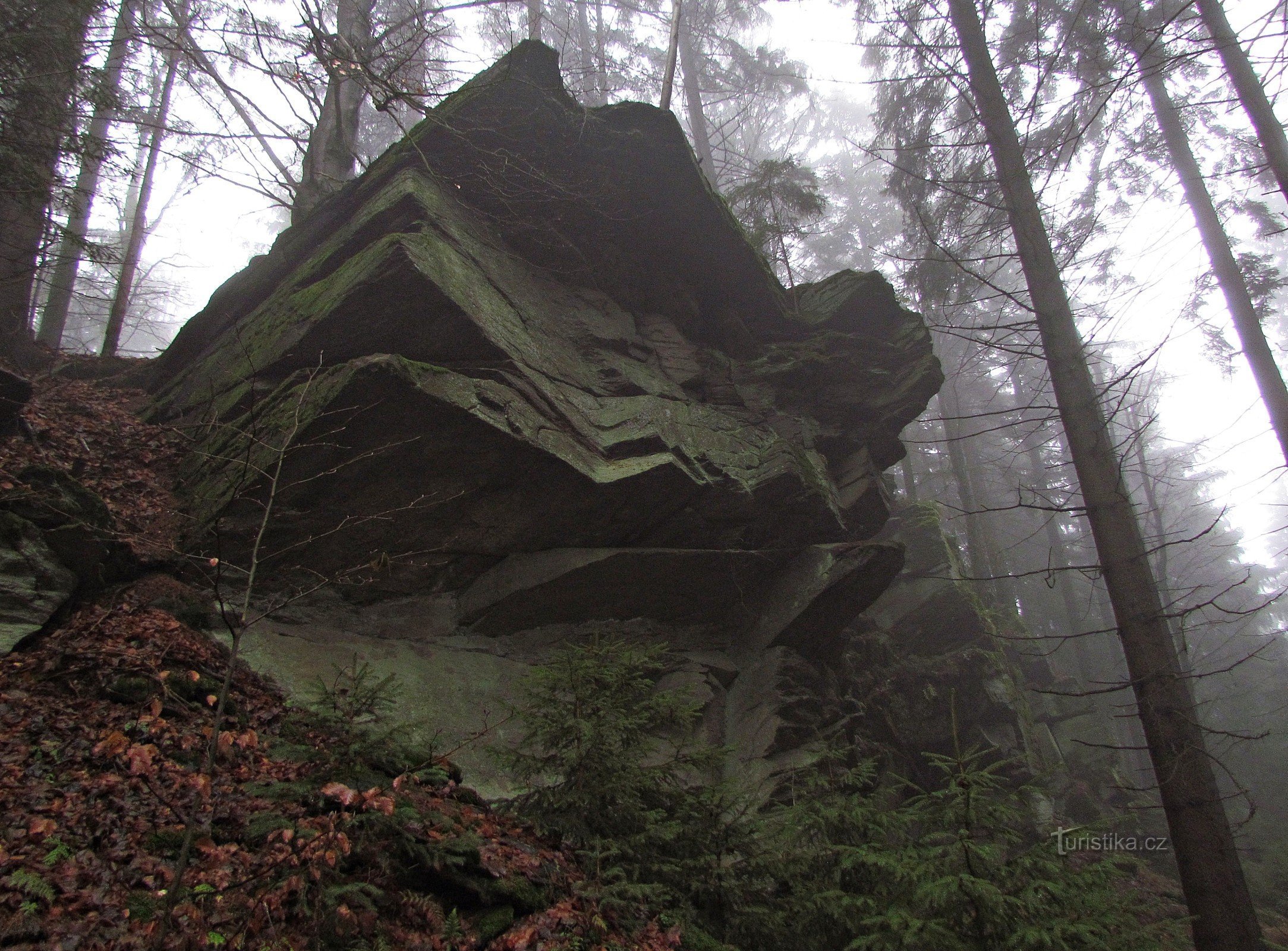 Uma rocha no sopé do pico de Mazanci