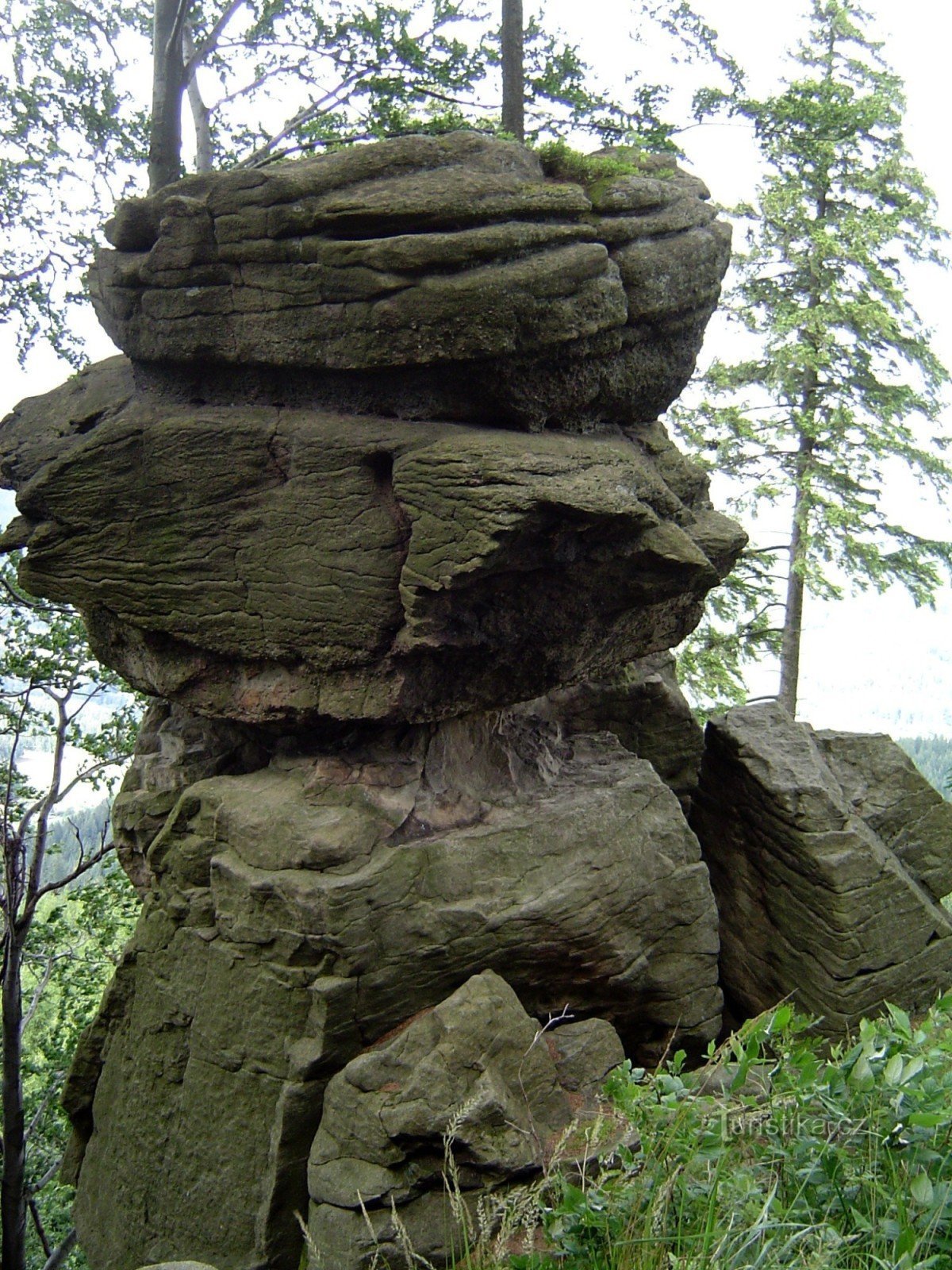 rocher au-dessus de Dolní Lomna