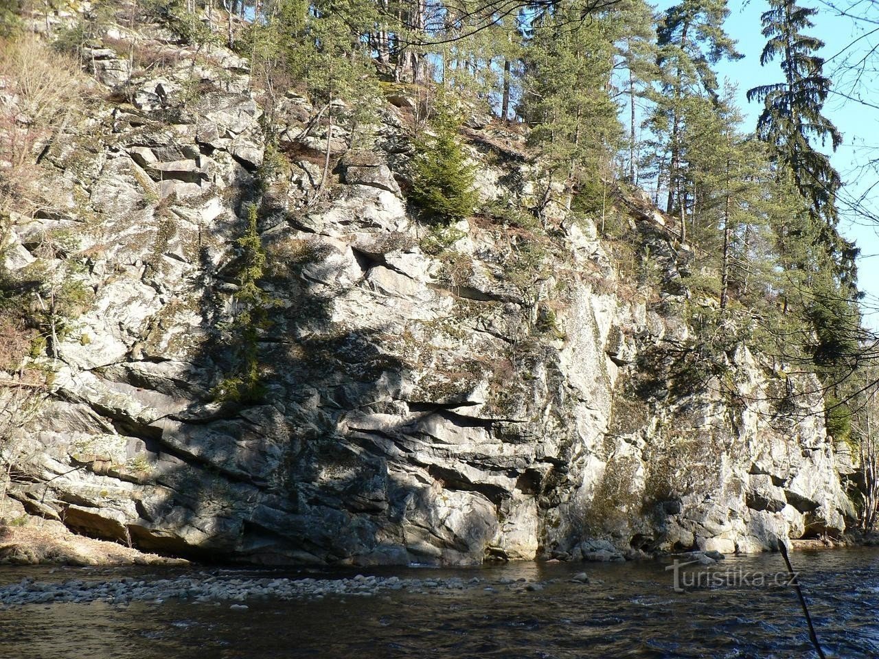 Roccia sopra il fiume Otava vicino ad Annín