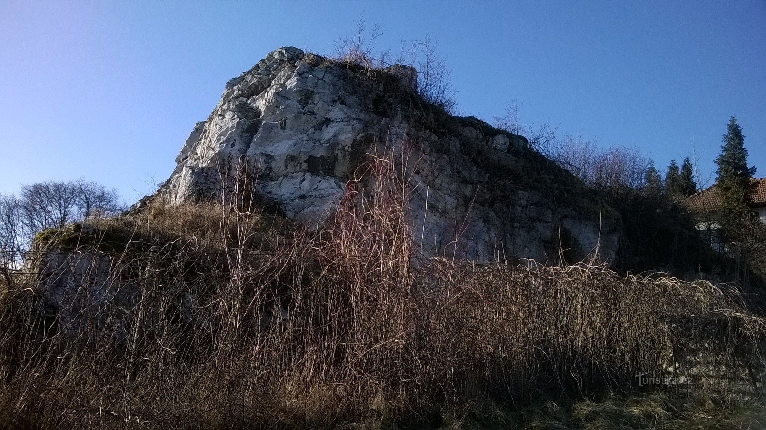 Rocher au-dessus de la vallée