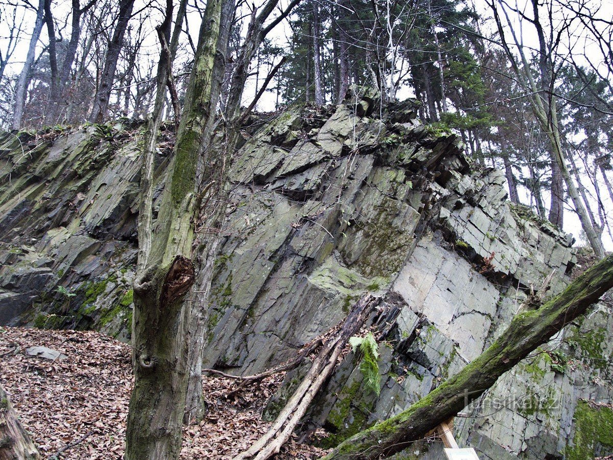 A rocha acima da entrada