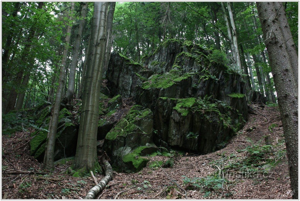 Камень возле перекрестка