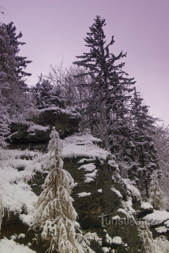 Felsen am roten Radweg von Přemyslov nach Annín