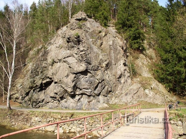 Stijena kod M. Beranova: Pogled na stijenu s privatnog mosta preko rijeke Jihlave