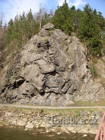Skála u Malé Beranov: на скелі позначені маршрути для скелелазіння різного рівня