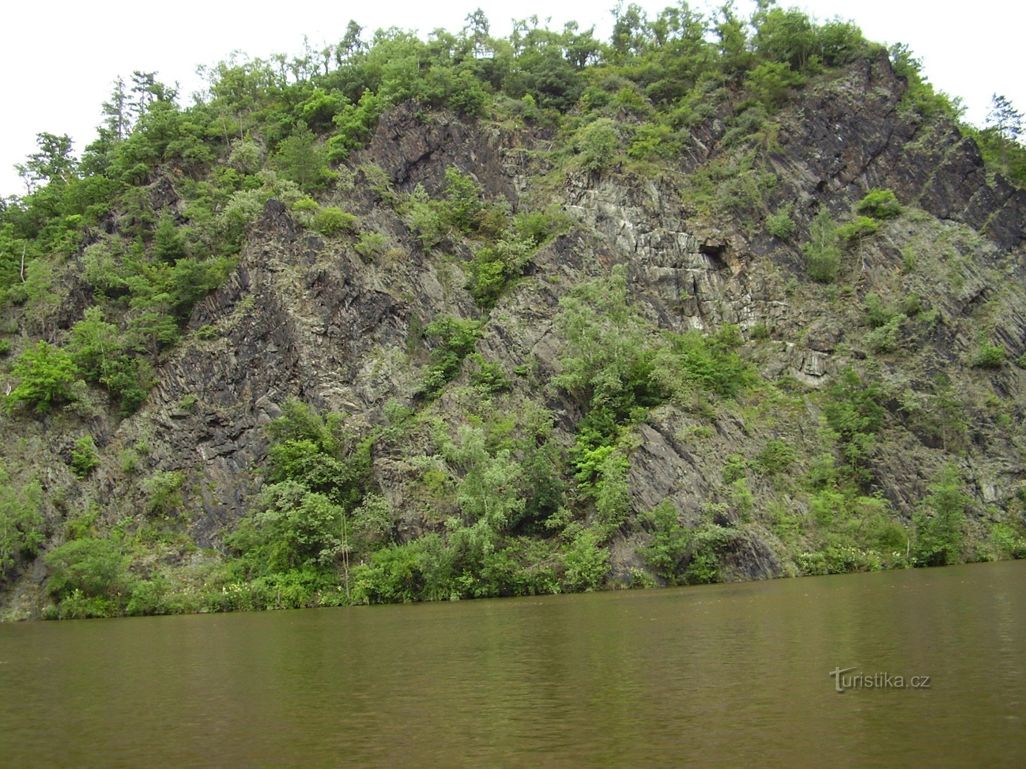 Rocher au bord de la rivière Vltava