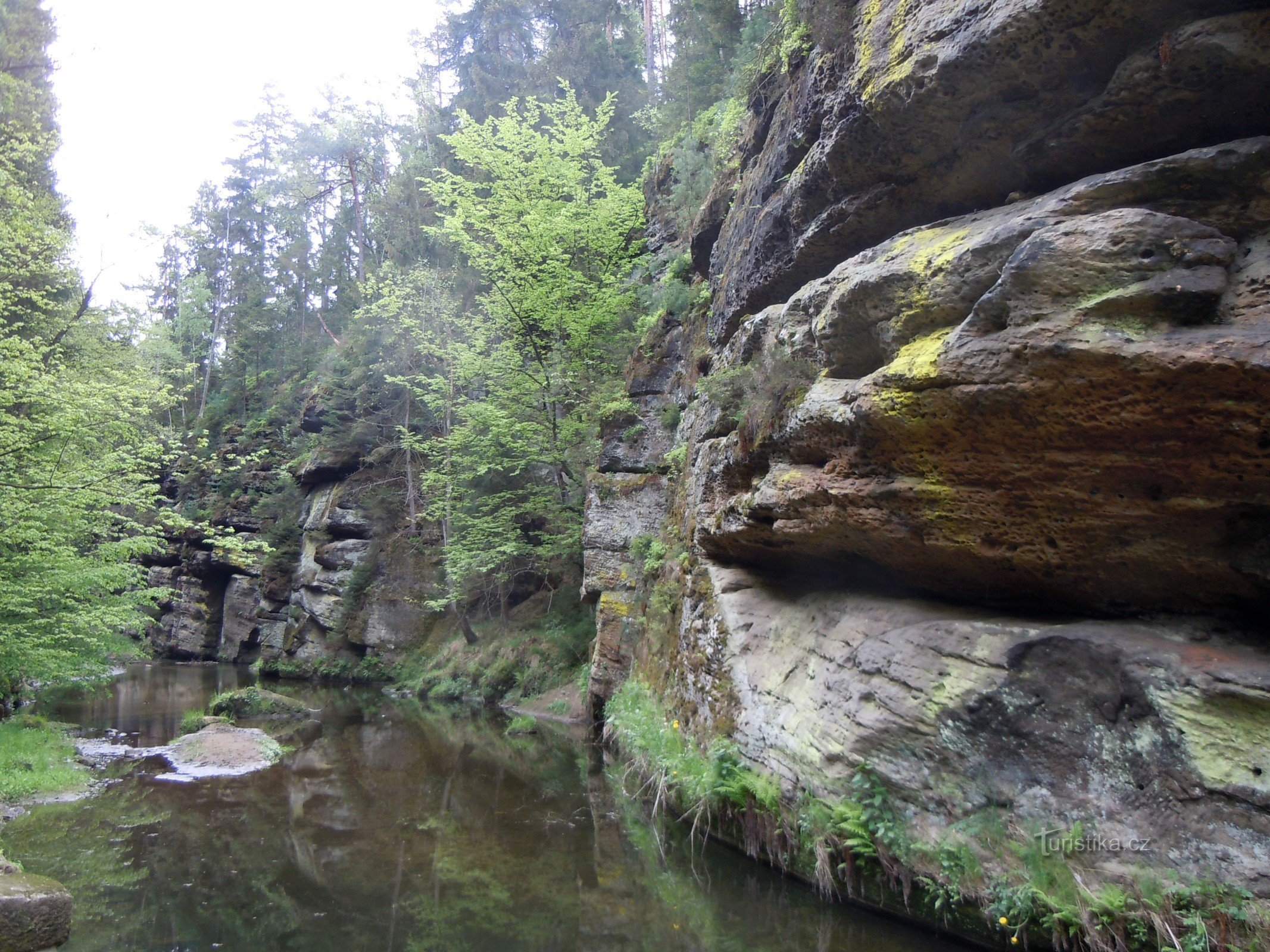 ein Felsen neben der Dolský-Mühle