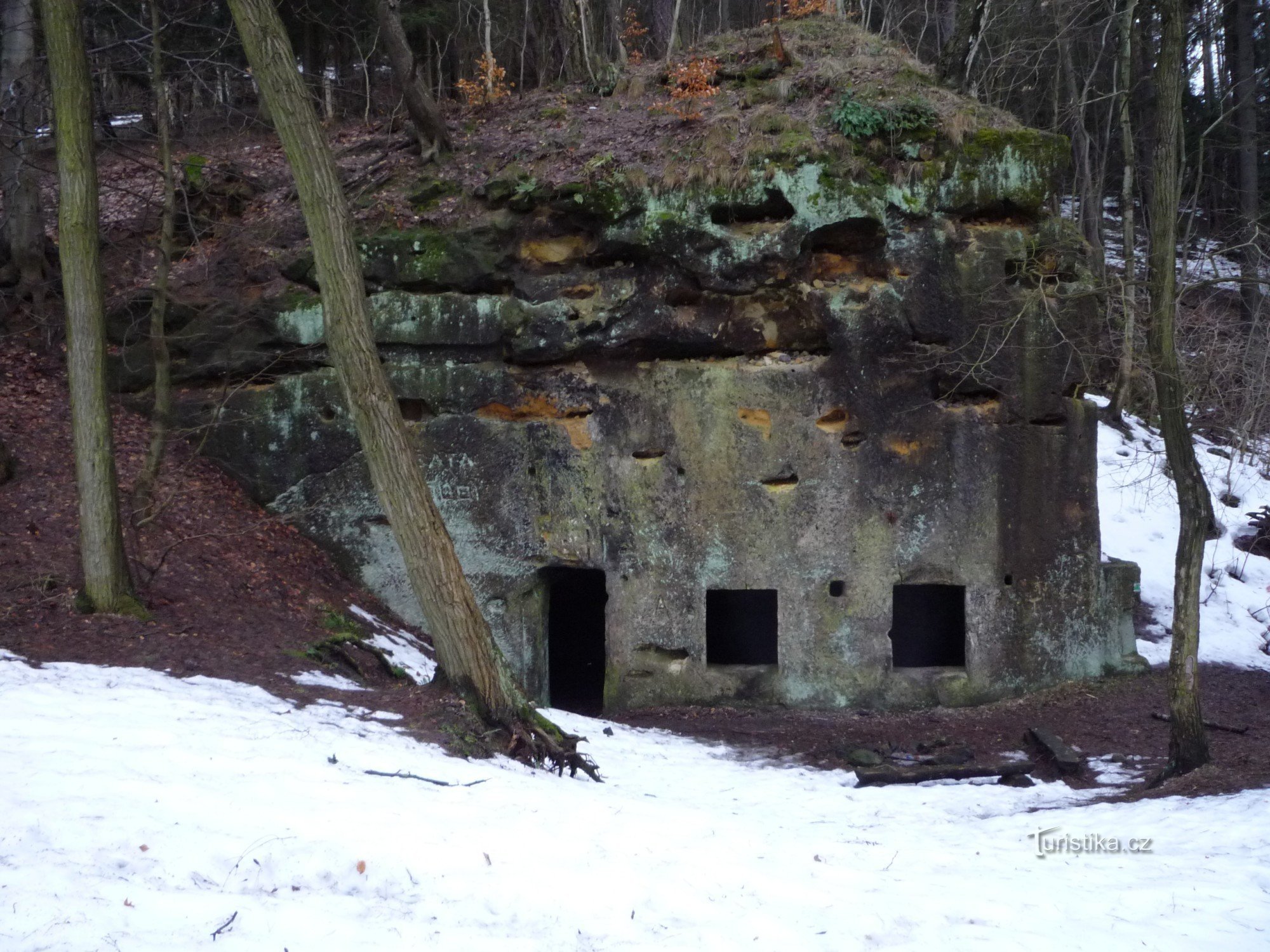 Haus zum Klettern am Felsen