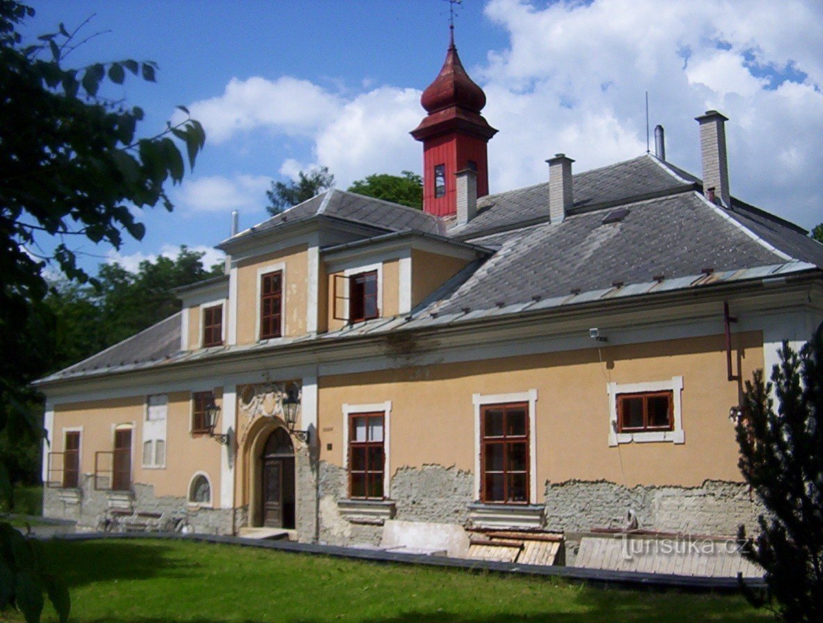 Skalička-sud, façade principale du château lors de la reconstruction - Photo : Ulrych Mir.