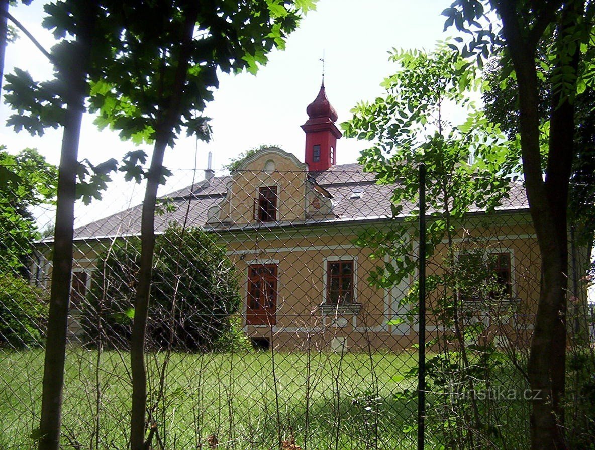 Skalička - de noordelijke gevel van het kasteel vanaf de weg naar Jestřebí - Foto: Ulrych Mir.