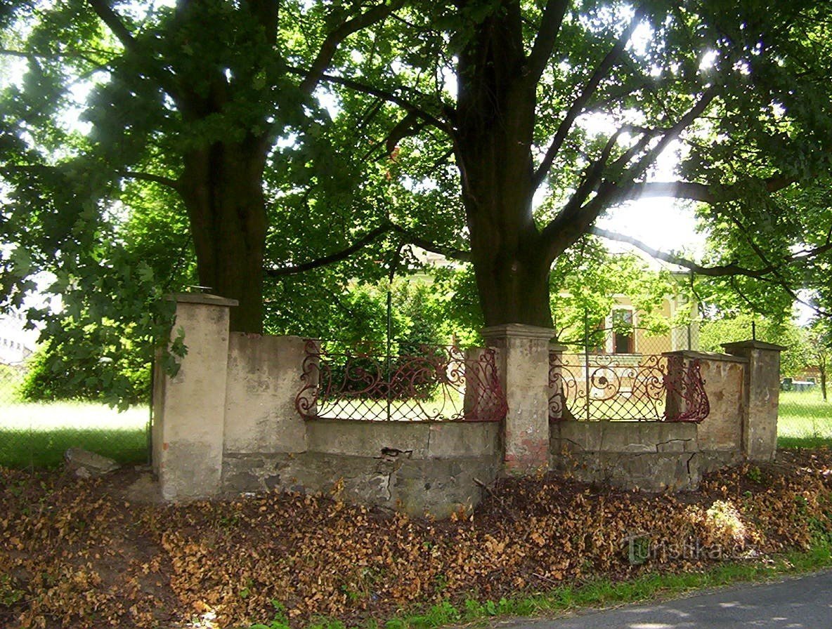 Skalička – Schlosspark nördlich des Schlosses von der Straße aus – Foto: Ulrych Mir.
