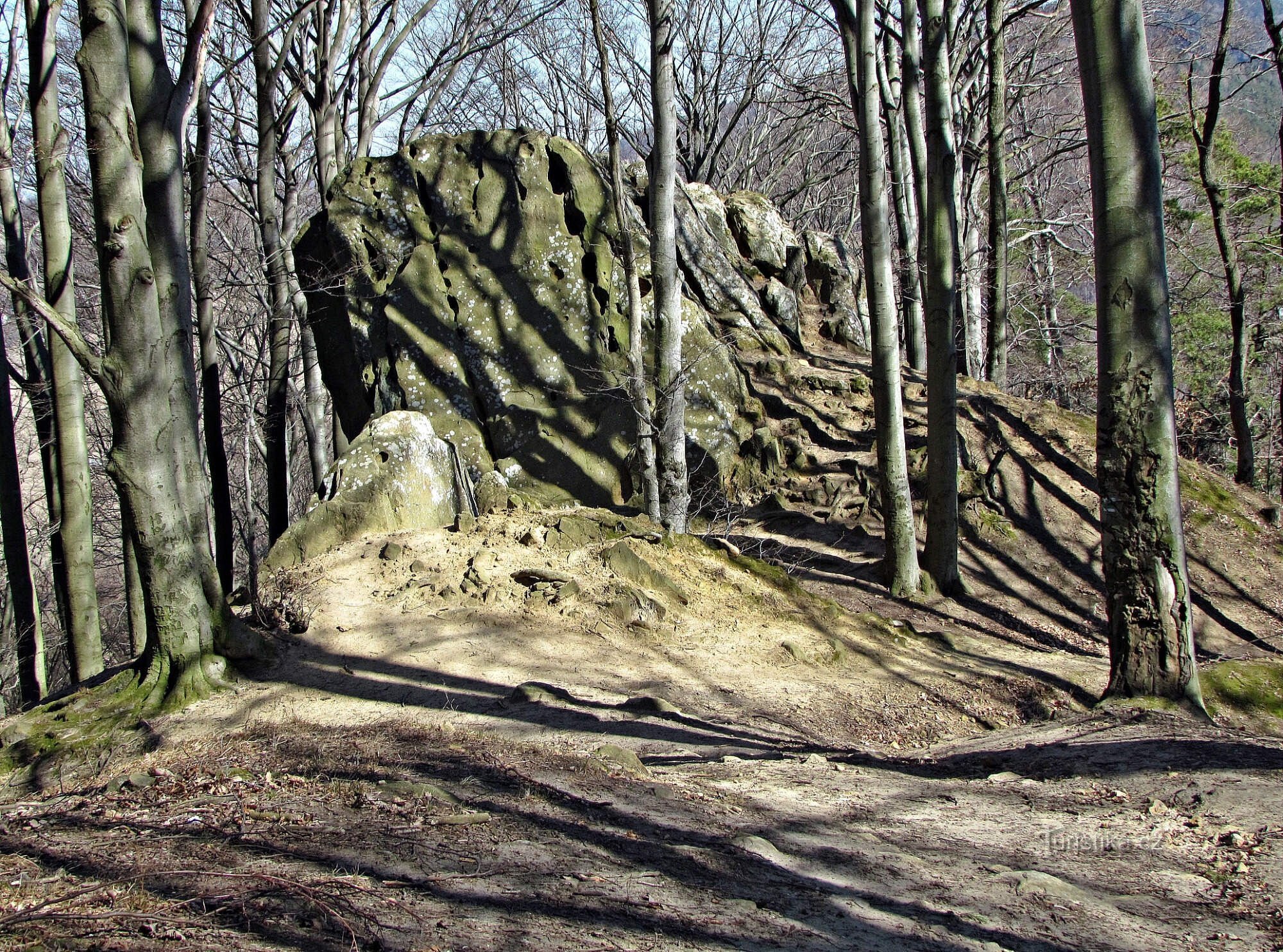 a formação rochosa Čertův kámen e os terrenos do antigo castelo