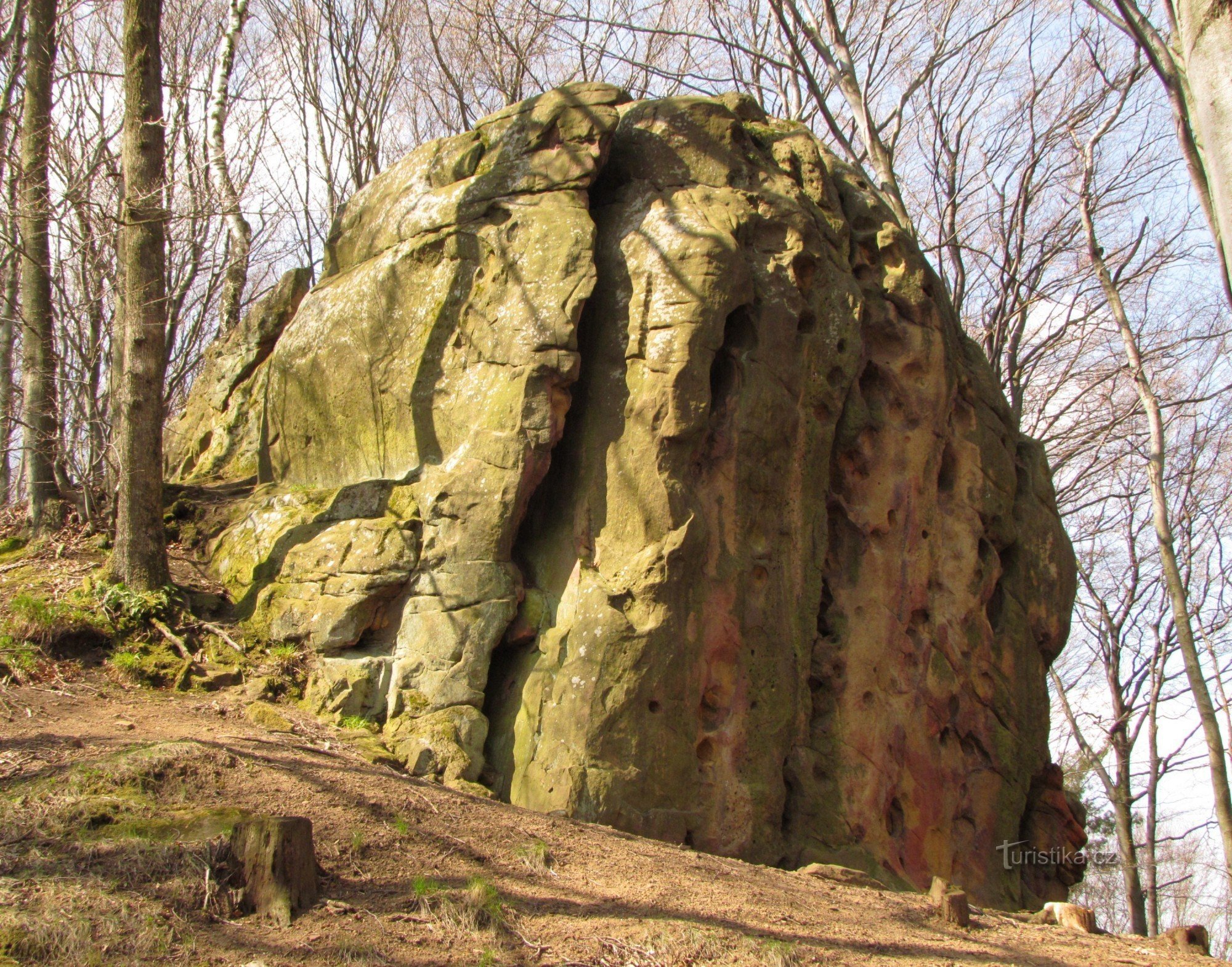 Djävulens stenklippa och resterna av slottet Rýsova