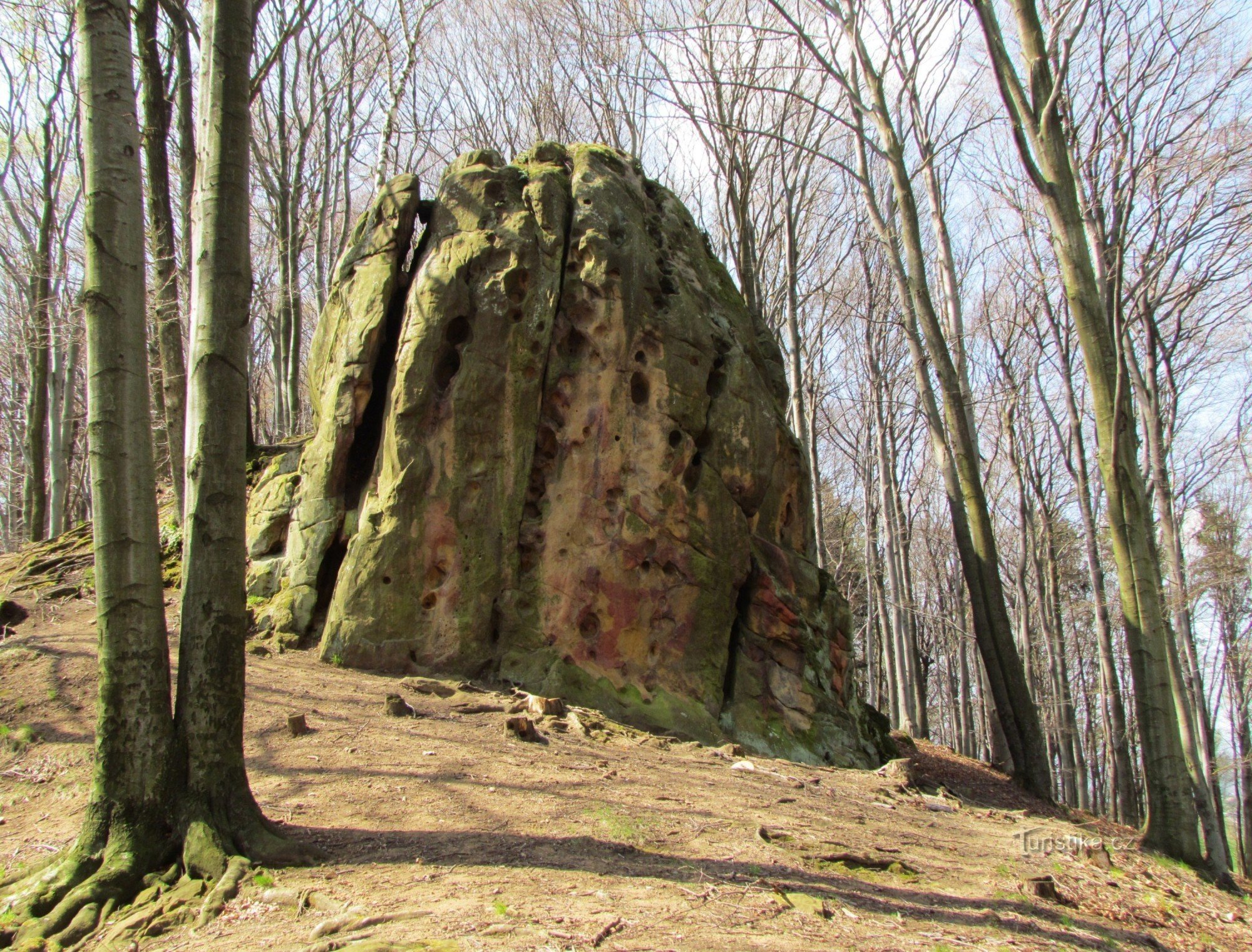 Der Teufelssteinfelsen und die Überreste der Burg Rýsova