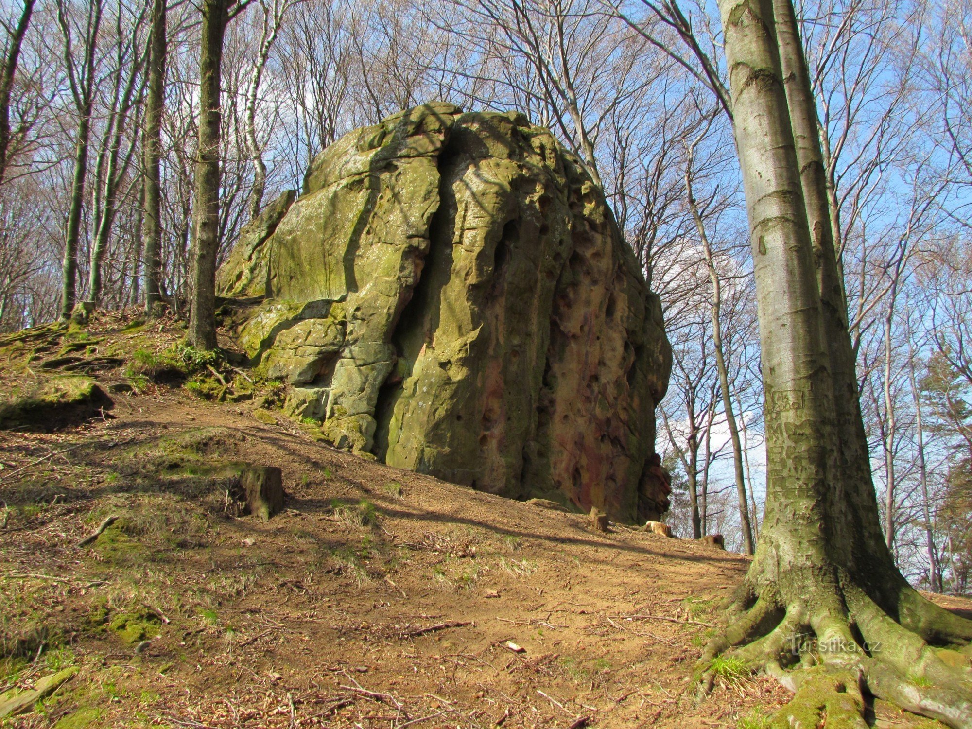 der Teufelssteinfelsen mit Spuren der Burg Rýsov