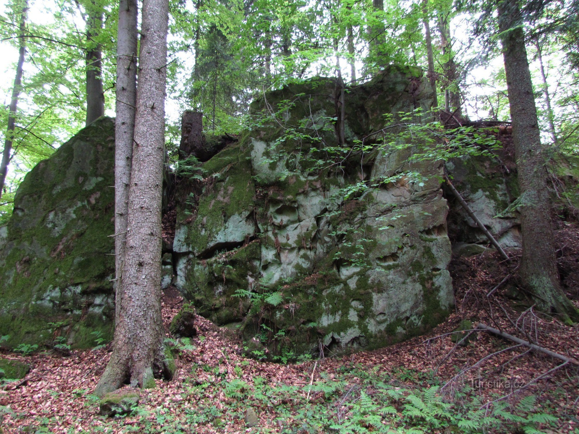 Monolit-Steingarten am Hang von Kopcé