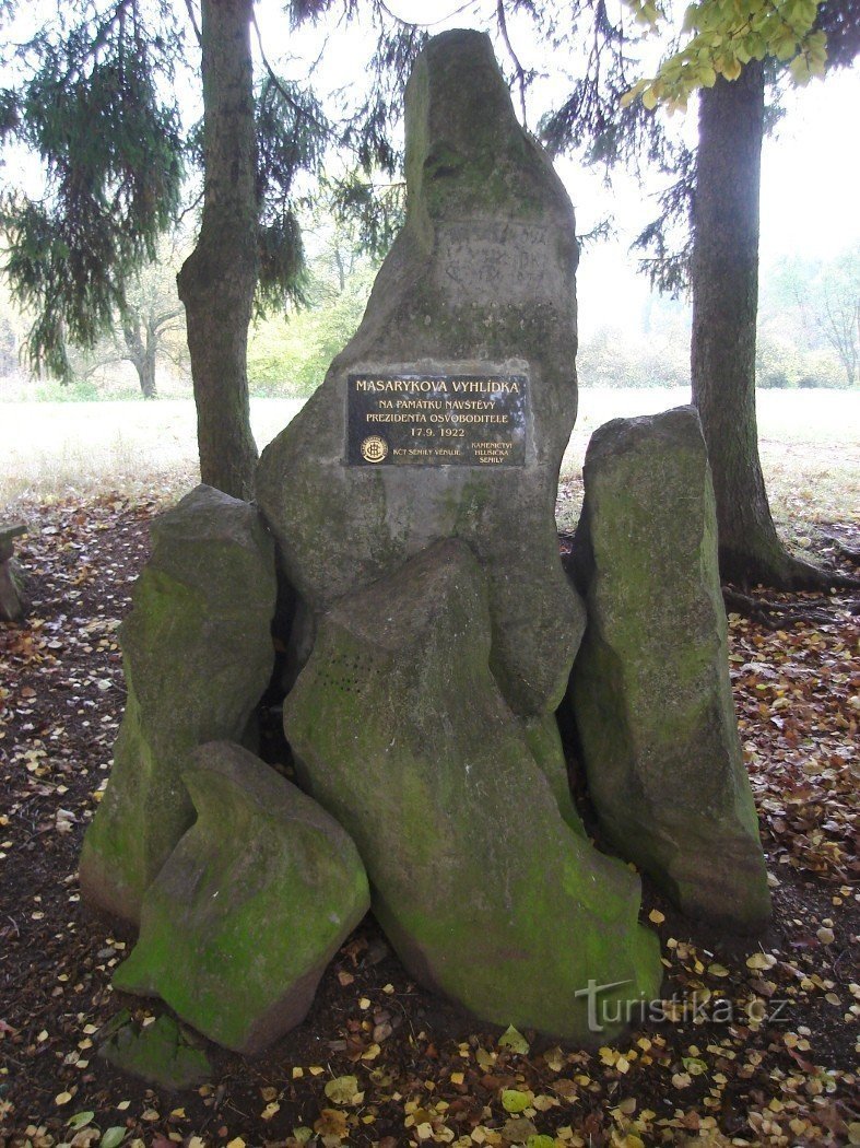 Um jardim de pedras feito de pedras naturais com uma placa comemorativa