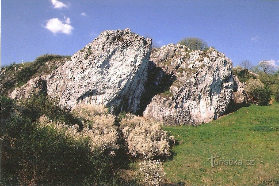 Felsen mit einer archäologischen Stätte