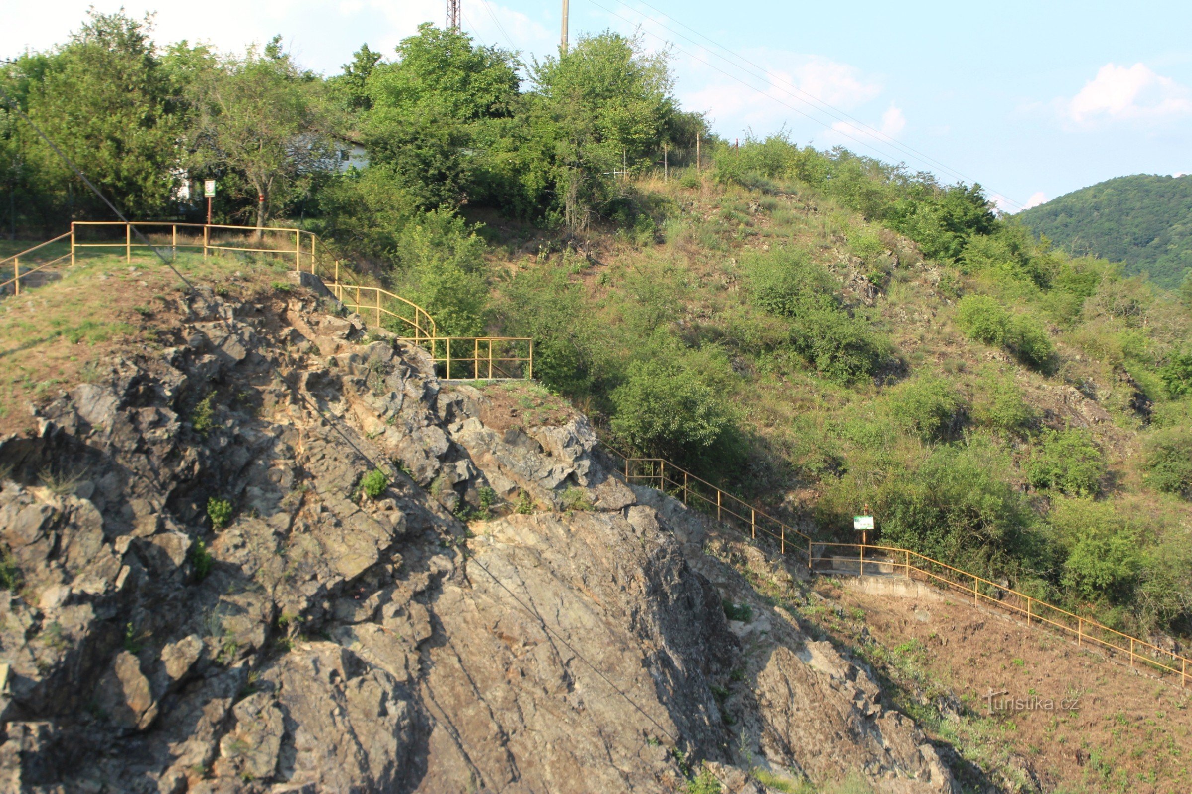 Skalky u Přehrady – pomnik przyrody, skała na lewym brzegu z widokiem