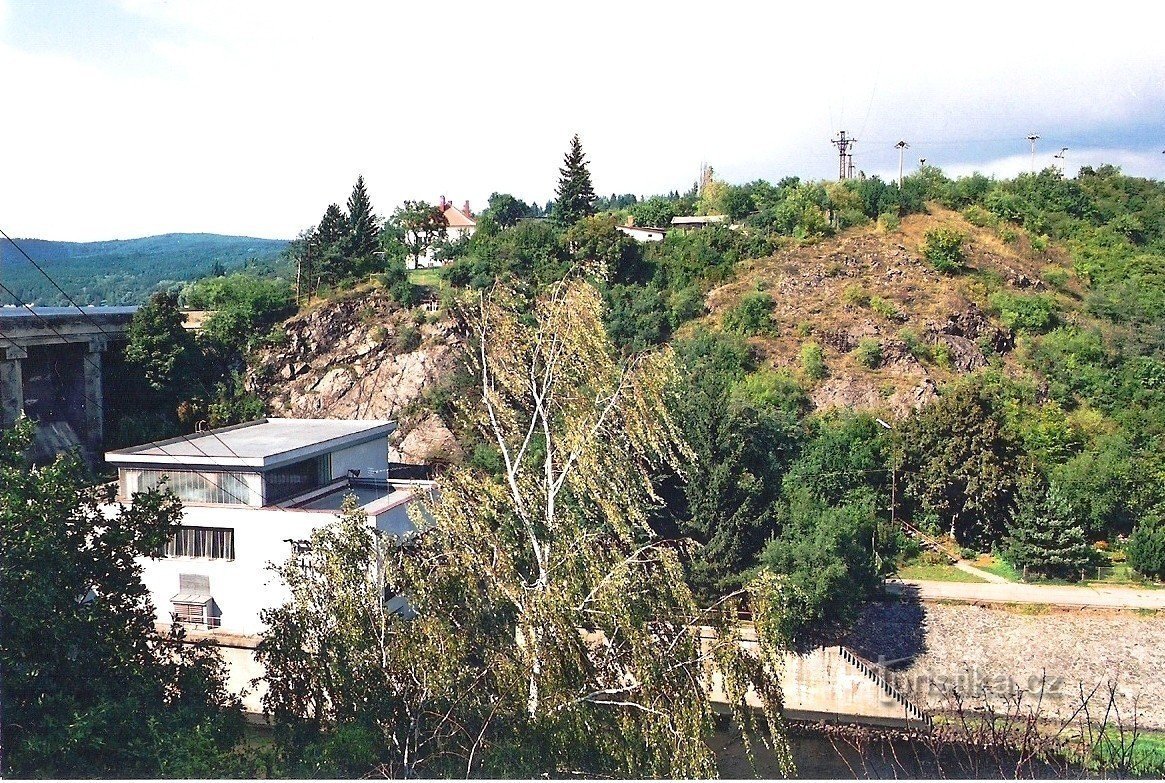 Skalky bij de Přehrady - natuurmonument, linkeroeverhelling boven de energiecentrale