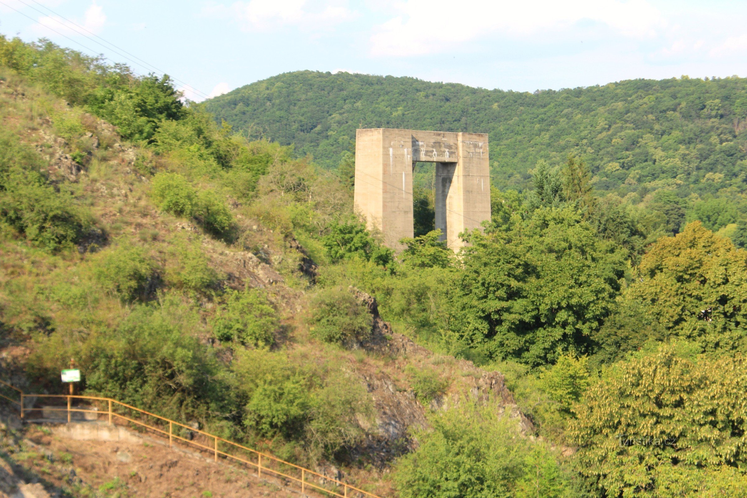 Skalky lângă Přehrady - monument al naturii, versantul malului stâng cu un stâlp