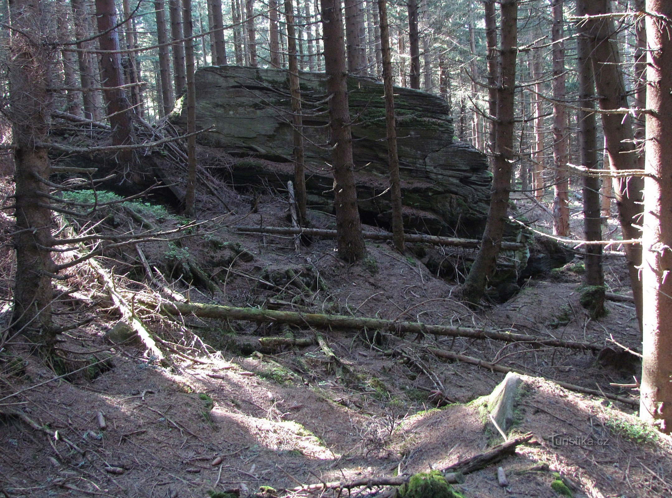 Sela rochosa entre Žárovy vrch e Plošina